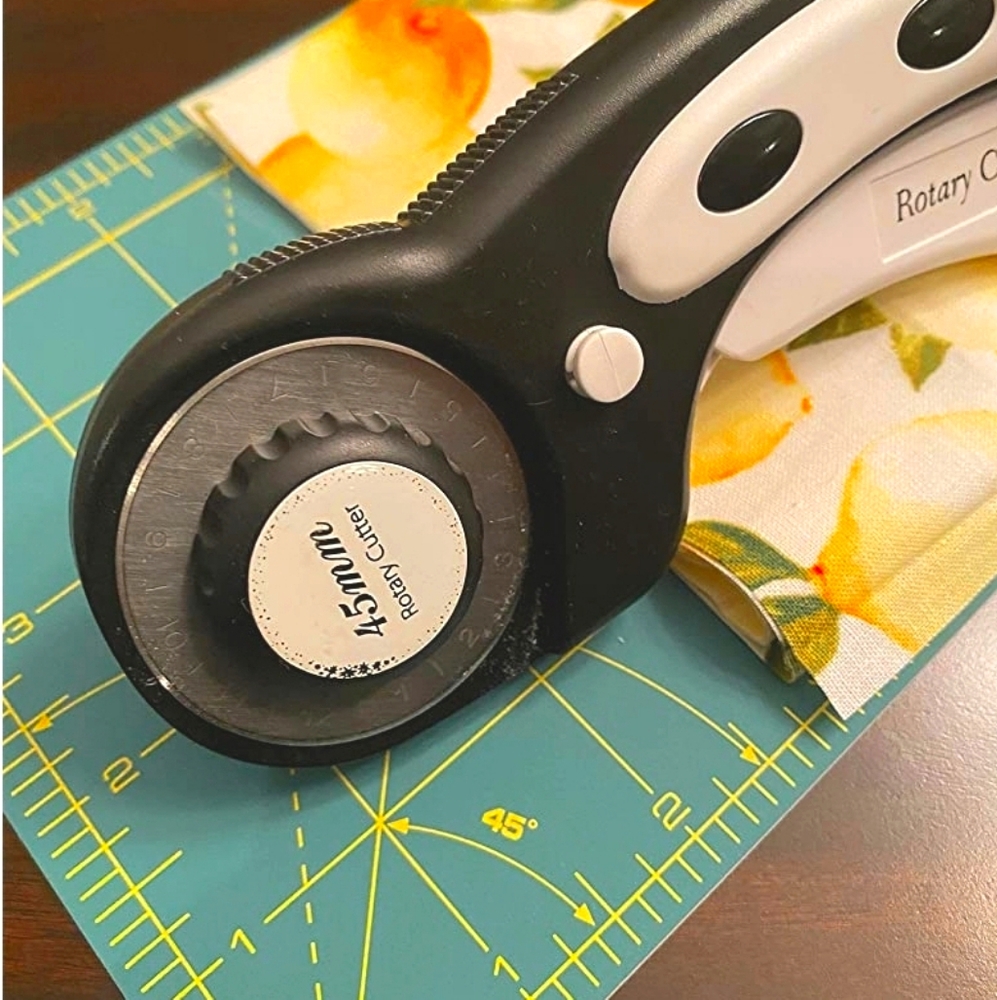 Rotary cutter with 2 extra replacement blades